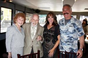 los angeles, 21 avril - molly et ralph wolveck, kate linder, randy wolveck à la célébration du 70e anniversaire de wolveck au rêve sur yacht à fisherman s village marina le 21 avril 2013 à marina del rey, ca photo