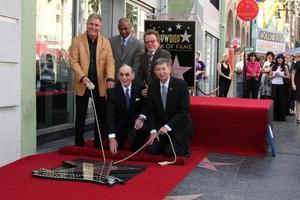 los angeles, oct 14 - steve tyrell, hal david, paul williams, les officiels de la chambre lors de la cérémonie d'attribution d'une étoile sur le hollywood walk of fame pour hal david à l'institut des musiciens le 14 octobre 2011 à los angeles, ca photo