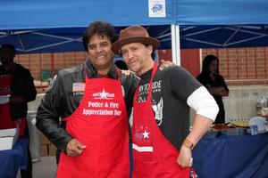 los angeles, 18 nov - erik estrada, clifton collins, jr arrive au service d'incendie de la chambre de commerce de hollywood 2010 et déjeuner d'appréciation de la police au poste de police de wilcox le 18 novembre 2010 à los angeles, ca photo