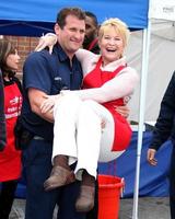 los angeles, 18 nov - dee wallace avec les pompiers et la police arrive au service d'incendie de la chambre de commerce de hollywood 2010 et déjeuner d'appréciation de la police au poste de police de wilcox le 18 novembre 2010 à los angeles, ca photo