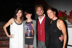 los angeles, 4 avril - finola hughes, hana loggins, kenny loggins, michelle stafford assiste au gala de collecte de fonds pour la comédie romantique, le pari au bacara resort le 4 avril 2013 à santa barbara, ca photo