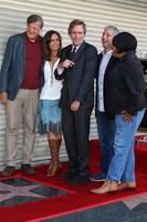 los angeles, 25 oct - stephen fry, diane farr, hugh laurie, david shore, jean mcclain alias pepper mashay à la cérémonie des étoiles hugh lauriehollywood walk of fame au hollywood blvd le 25 octobre 2016 à los angeles, ca photo