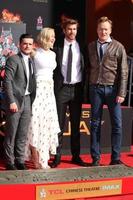 los angeles, 31 oct - josh hutcherson, jennifer lawrence, liam hemsworth, conan o brien lors de la cérémonie de l'empreinte de la main et de l'empreinte des jeux de la faim au théâtre chinois tcl le 31 octobre 2015 à los angeles, ca photo