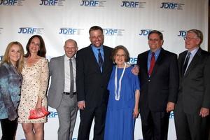 los angeles, 19 mai - melissa etheridge, linda wallem, le partenaire de stephen, stephen willem, parents, frère arrive au 9e gala annuel de la jdrf à l'hôtel century plaza le 19 mai 2012 à century city, ca photo