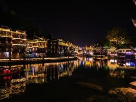 vue panoramique dans la nuit de la vieille ville de fenghuang .phoenix ancienne ville ou comté de fenghuang est un comté de la province du hunan, chine photo