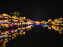 photo floue abstraite de la vue sur le paysage dans la nuit de la vieille ville de fenghuang. l'ancienne ville de phoenix ou le comté de fenghuang est un comté de la province du hunan, en chine