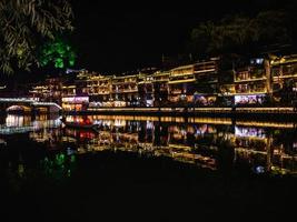 vue panoramique dans la nuit de la vieille ville de fenghuang .phoenix ancienne ville ou comté de fenghuang est un comté de la province du hunan, chine photo