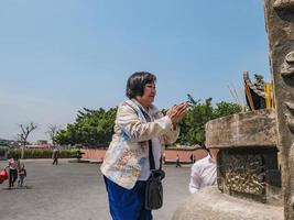 femmes asiatiques âgées sur la montagne xuanwu ou temple yuanshan à la ville de lufeng province du guangdong en chine.temple yuanshan le temple célèbre dans le guangdong en chine photo