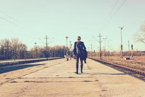 homme d'affaires marchant sur le quai de la gare. photo