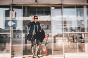 homme d'affaires à la gare. photo