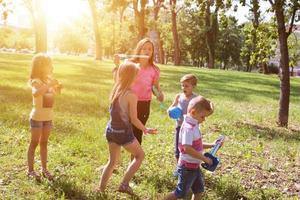 groupe de petits enfants jouant dans le parc. photo