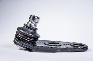 nouvelles pièces de rechange rotules sphériques d'un support de suspension d'une voiture sur fond gris photo
