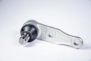 nouvelles pièces de rechange rotules sphériques d'un support de suspension d'une voiture sur fond gris photo