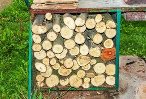 préparation hivernale. empiler du bois de chauffage. tas de bûches de bois de chauffage. fond de bois de chauffage. photo