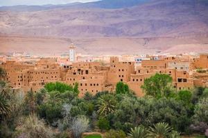 Vue paysage de la ville de Tinghir dans l'oasis, Maroc photo