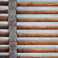 bois taillé. mur de rondins rustique fond de bois horizontal photo