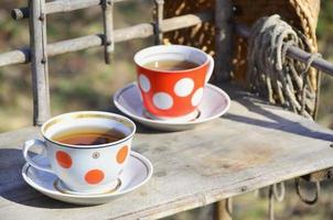 nature morte rustique avec une tasse de thé et un chapeau de paille photo