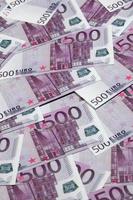 fond d'argent composé de billets violets de cinq cents euros répartis sur l'écran. photo de texture symbolique de la richesse