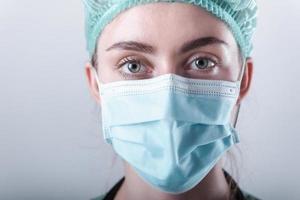 femme médecin en masque de protection photo