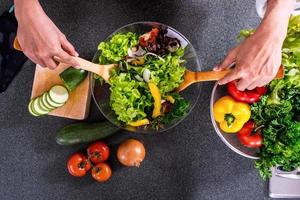 préparation des ingrédients de la salade