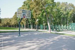 terrain de basket de rue vide. pour des concepts tels que le sport et l'exercice, et un mode de vie sain photo