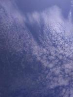 ciel bleu et fond de nuages blancs pendant la journée photo