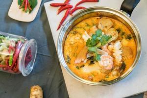 soupe de fruits de mer aigre ou fruits de mer tom yum photo