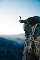 homme, debout, sur, falaise, sur, yosemite photo