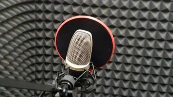 microphone dans le studio d'enregistrement sonore photo