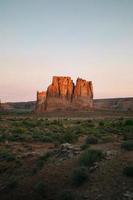 Lever du soleil sur la formation rocheuse dans le parc national des arches photo