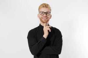 heureux mec élégant en chemise noire et lunettes. bras croisés, copiez l'espace. concept de jeune entrepreneur prospère. homme roux à barbe rousse. démarrage, concept de jeune fondateur isoler sur fond blanc photo