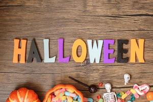 bonne journée d'halloween avec des bonbons fantômes, de la citrouille, un bol et des décorations. astuce ou menace, bonjour octobre, automne automne, concept festif, fête et vacances photo