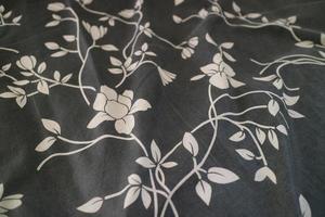 tissu noir avec des images de plantes et de fleurs photo
