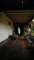 roue de pierre parmi les pots et les plantes, dans une vieille maison au mexique amérique latine photo