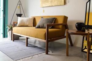 style scandinave confortable et design moderne à la maison. chaise en bois massif, bois dur et tissu photo