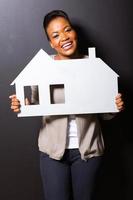 fille africaine tenant maison de papier photo