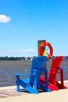 jetée du port national avec des chaises colorées.