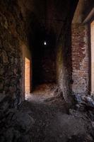 vieux bâtiment abandonné, la nature repousse la brique photo