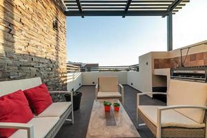 terrasse avec mobilier de jardin, pierre sur un mur, vous pouvez voir le ciel, espace barbecue, pergola en acier photo