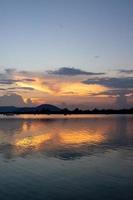 lac de chapala, jalisco mexique, lac au coucher du soleil avec des bateaux de pêche, reflet du soleil sur le lac, mexique photo