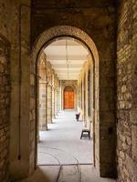 vieux bâtiment abandonné, la nature repousse la brique photo