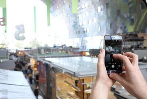 Rotterdam, Pays-Bas, 2019 - personne prenant une photo de smartphone dans une aire de restauration