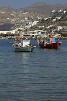 mykonos, grèce, 2019 - bateaux dans les eaux calmes du port de mykonos, grèce. photo