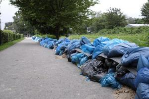 Conditions météorologiques extrêmes - une ligne de sacs de sable et de flexibles pour pomper l'eau des sous-sols inondés à Düsseldorf, Allemagne photo