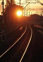 le soleil se couche sur certaines voies ferrées à cologne, allemagne photo