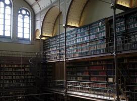 de nombreux livres dans la bibliothèque du rijksmuseum à amsterdam, pays-bas photo