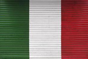 porte italienne peinte sur une porte de garage photo