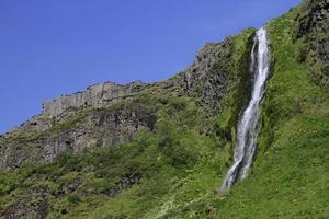 belle cascade sur la côte sud de l'islande par une journée ensoleillée photo