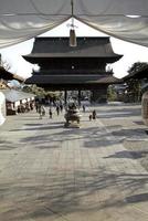 nagano, japon, 2019 - temple bouddhiste zenko-ji à nagano avec quelques visiteurs dans la cour photo