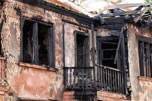 bidonvilles en bois brûlés abandonnés après un incendie. photo